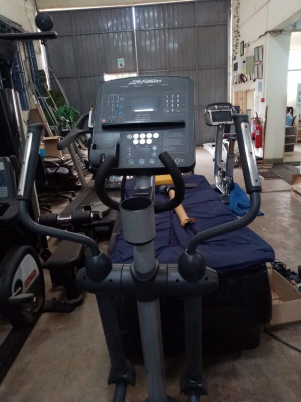 LIFE FITNESS CROSS TRAINER