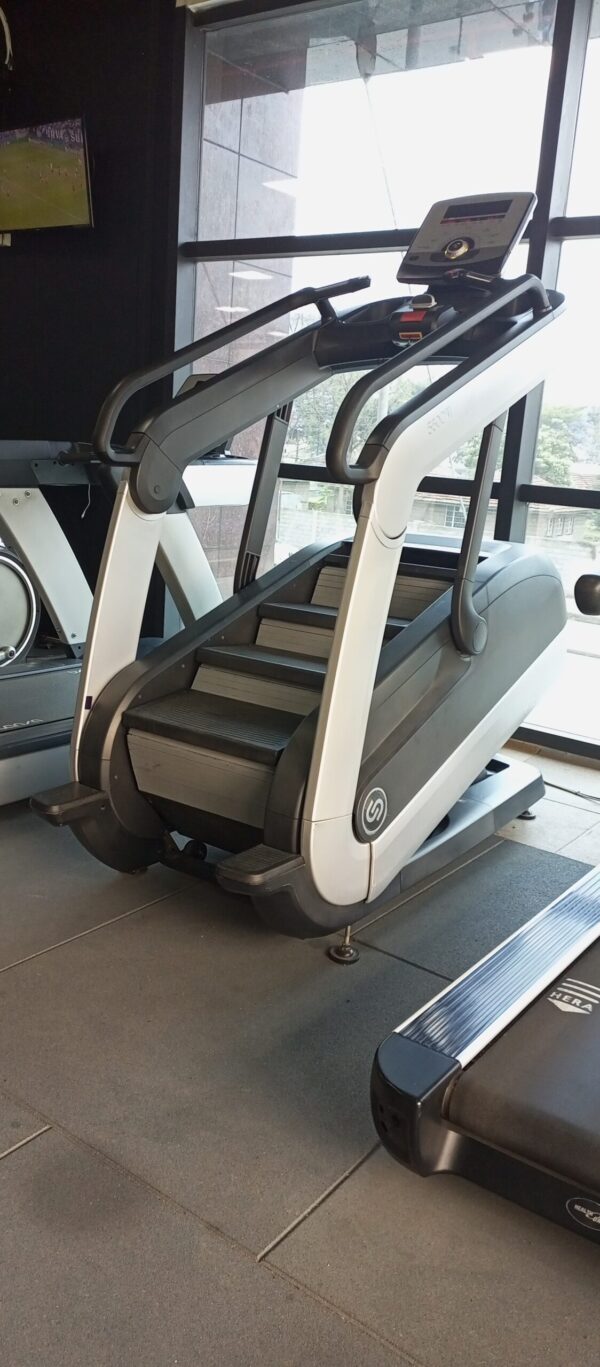 Intenza Escalate Stairclimber - Image 2