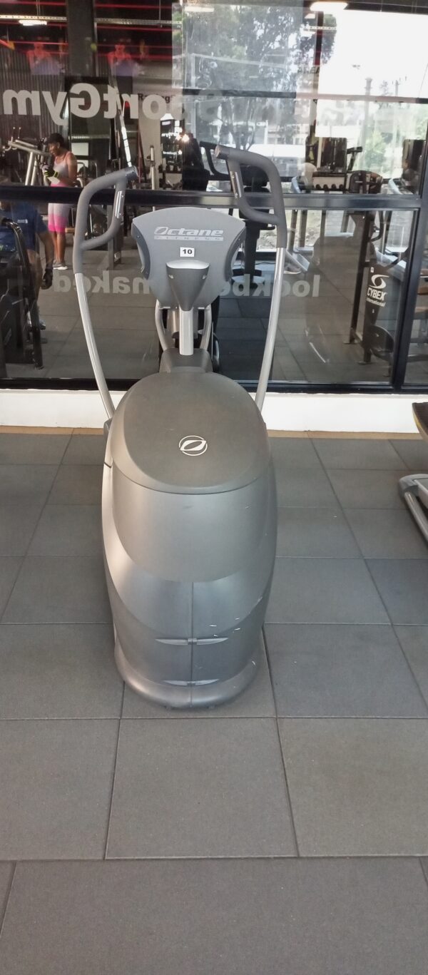 Octane Fitness Pro 4700 Elliptical - Image 3